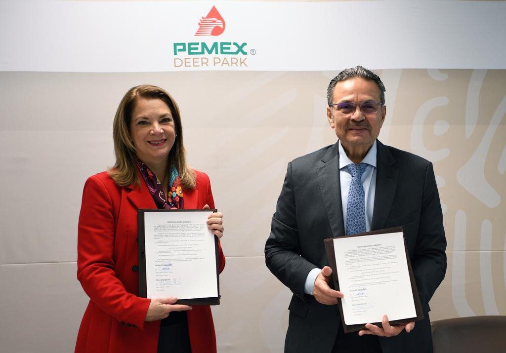 El director general de Petróleos Mexicanos (PEMEX), Octavio Romero Oropeza, acompañado de directivos de PEMEX y de Shell Oil Company. Foto: Twitter @Pemex