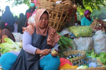 Mujer picando verdura. Foto: Pixabay